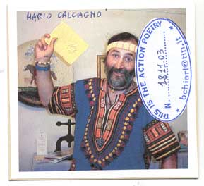 Mario Calcagno com il quadermo giallo.